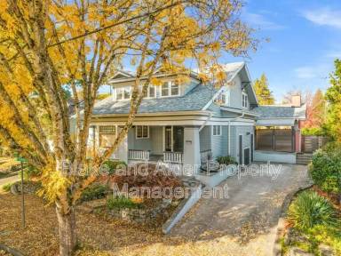 Main picture of 3455 NE Tillamook St