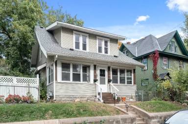 Main picture of 911 6th St E