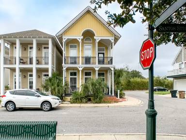 Main picture of 572 Santos St