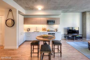 Main picture of 167 N Desplaines St