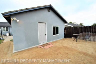 Main picture of 138 Oak St