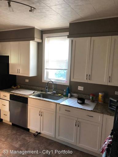 Main picture of 1031 W Wolfram St