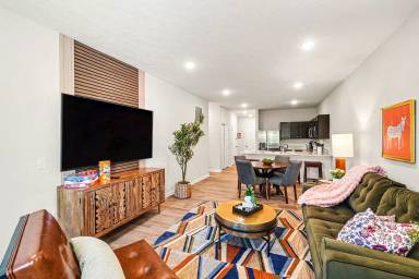 Main picture of 2502 Houston Rd