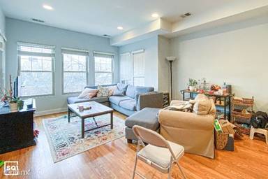 Main picture of 922 W Buena Ave