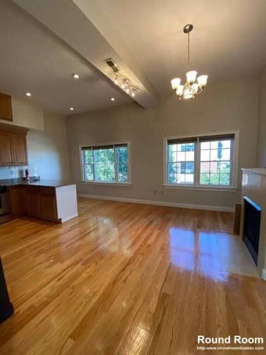 Main picture of 261 W 2nd St