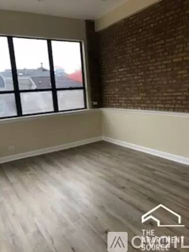 Main picture of 1501 W Fullerton Ave