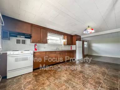 Main picture of 935 E 2nd St