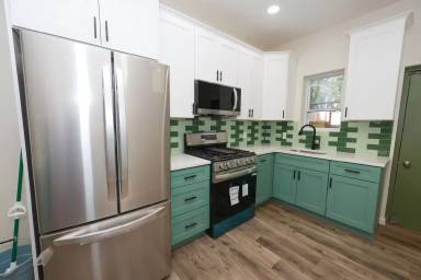 Main picture of 2562 Emerald St