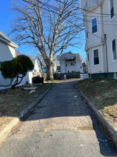 Main picture of 20 Custer St