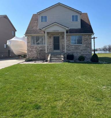 Main picture of 32068 Riverdale St