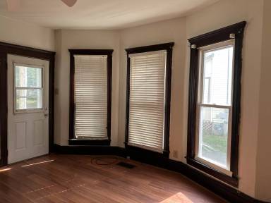 Main picture of 229 W Broadway St