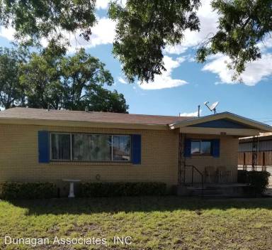 Main picture of 1031 N Spring St