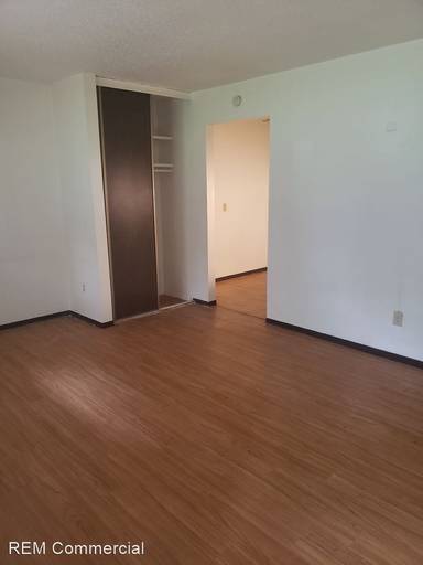 Main picture of 737 Center Ave