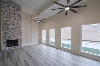 Main picture of 19 Lakeway St