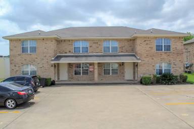 Main picture of 102 E Robin Ln