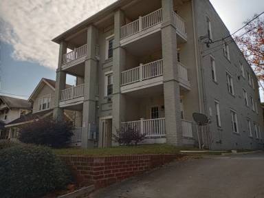 Main picture of 819 W 38th St