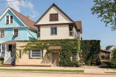 Main picture of 818 Milwaukee Ave