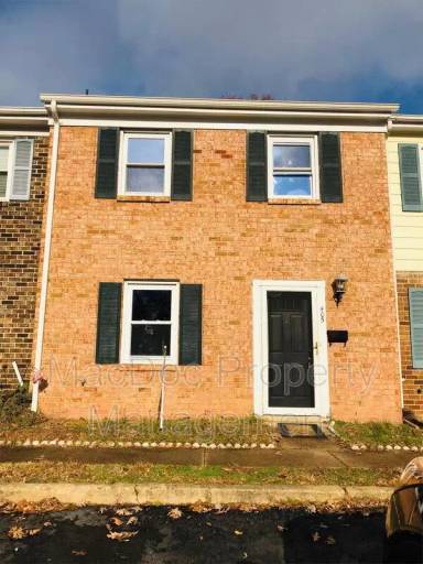 Main picture of 401 Olde Greenwich Cir