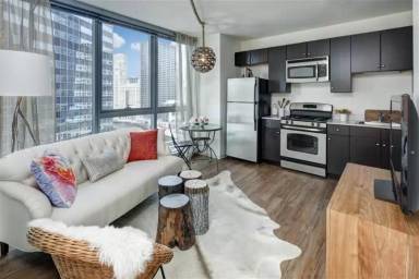 Main picture of 325 E Wacker Dr