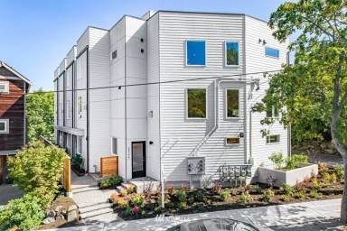 Main picture of 2314 Thorndyke Ave W