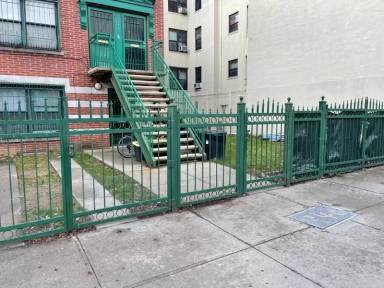 Main picture of 940 E 181st St