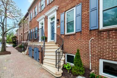 Main picture of 1012 Duke St