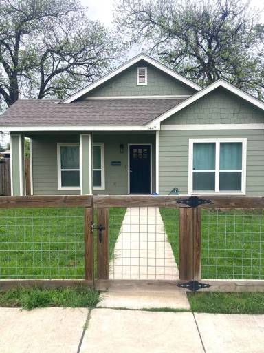 Main picture of 1447 E Crockett St
