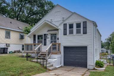 Main picture of 5807 Lake St