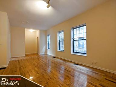 Main picture of 654-64 W Cornelia Ave