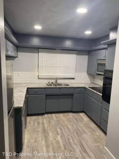 Main picture of 1516 E 2nd St