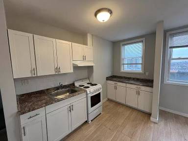 Main picture of 215 E Broadway