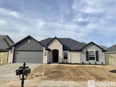Main picture of 890 Lakeview Dr