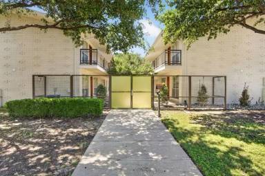 Main picture of 4616 W Lovers Ln