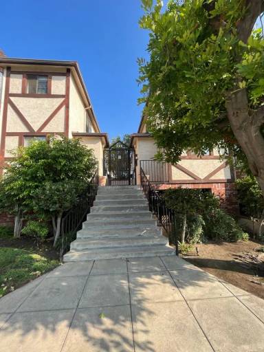 Main picture of 226 E Elmwood Ave