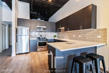 Main picture of 2036 S Michigan Ave