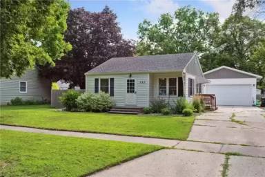 Main picture of 585 Clark St NE