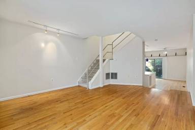 Main picture of 1027 Carpenter St