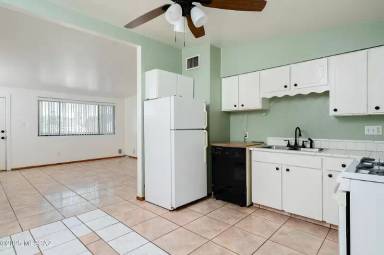 Main picture of 803 E Holaway Dr