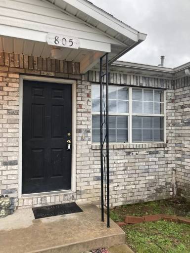 Main picture of 805 E 1st St