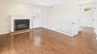 Main picture of Colonial Oaks Condominums