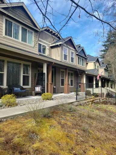 Main picture of 7105 Monroe Ln NE