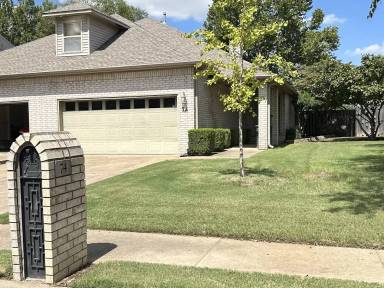 Main picture of 66 E Cydnee St