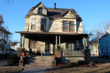 Main picture of 406 W Walnut St