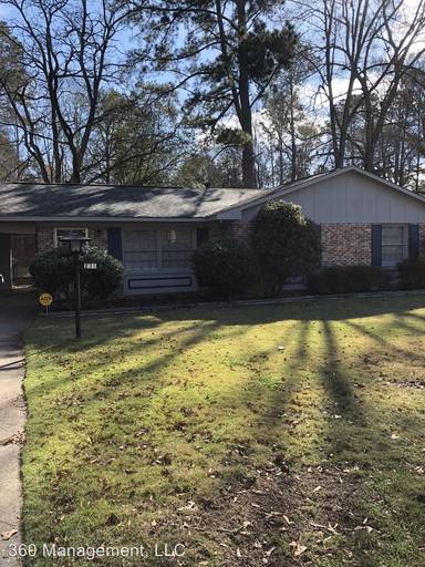Main picture of 241 Oak St