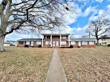Main picture of 203 Cloverleaf Dr