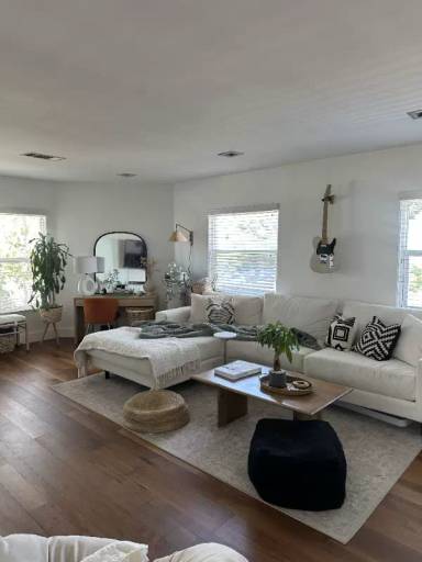 Main picture of 10880 National Blvd