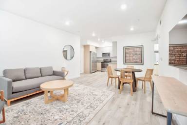 Main picture of 14748 Victory Blvd