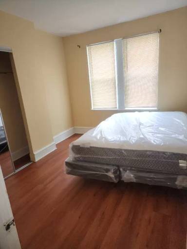 Main picture of 916 E Woodlawn Ave