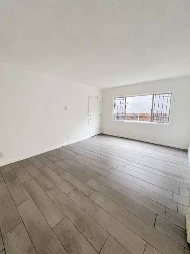 Main picture of 131 W 59th Pl