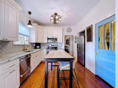 Main picture of 901 W Baker St
